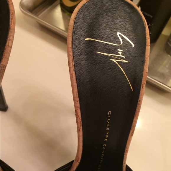Nearly new. 5" Giuseppe Zanotti. Black patent. - Picture 4 of 4