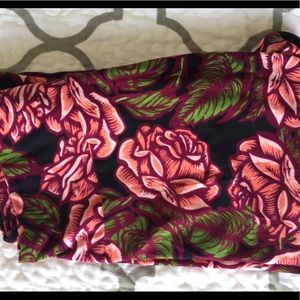 Gorgeous Lularoe Disney Roses OS