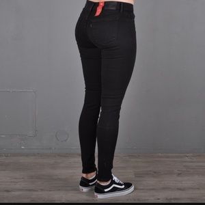 Black Levi 710 Super Skinny jeans. Mid rise 32x30