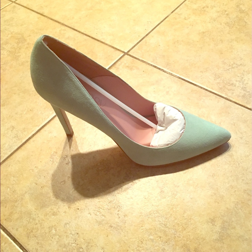 Amazin heels with removable pompom