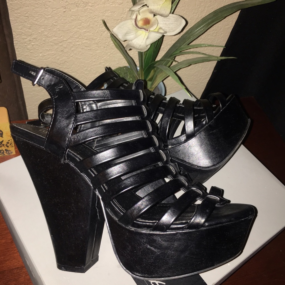 Mossimo chunky heel platform pumps