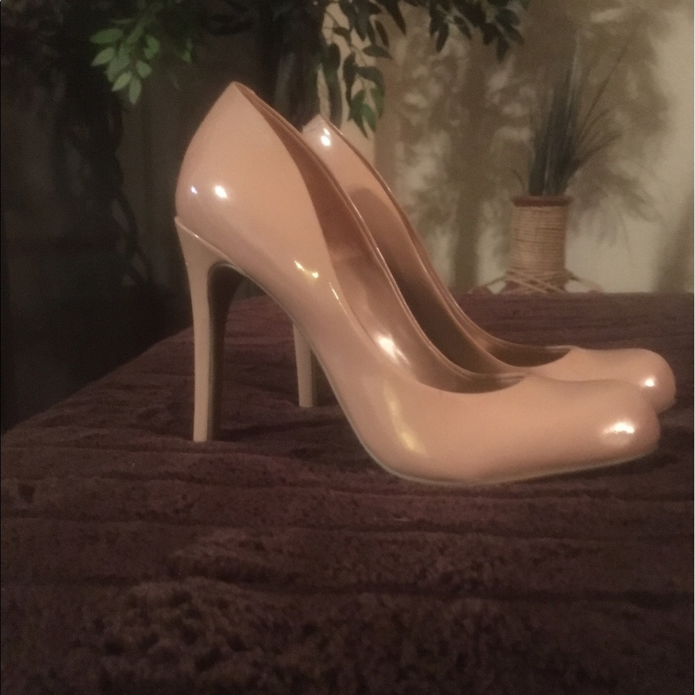 Sexy Jessica Simpson patent leather heals