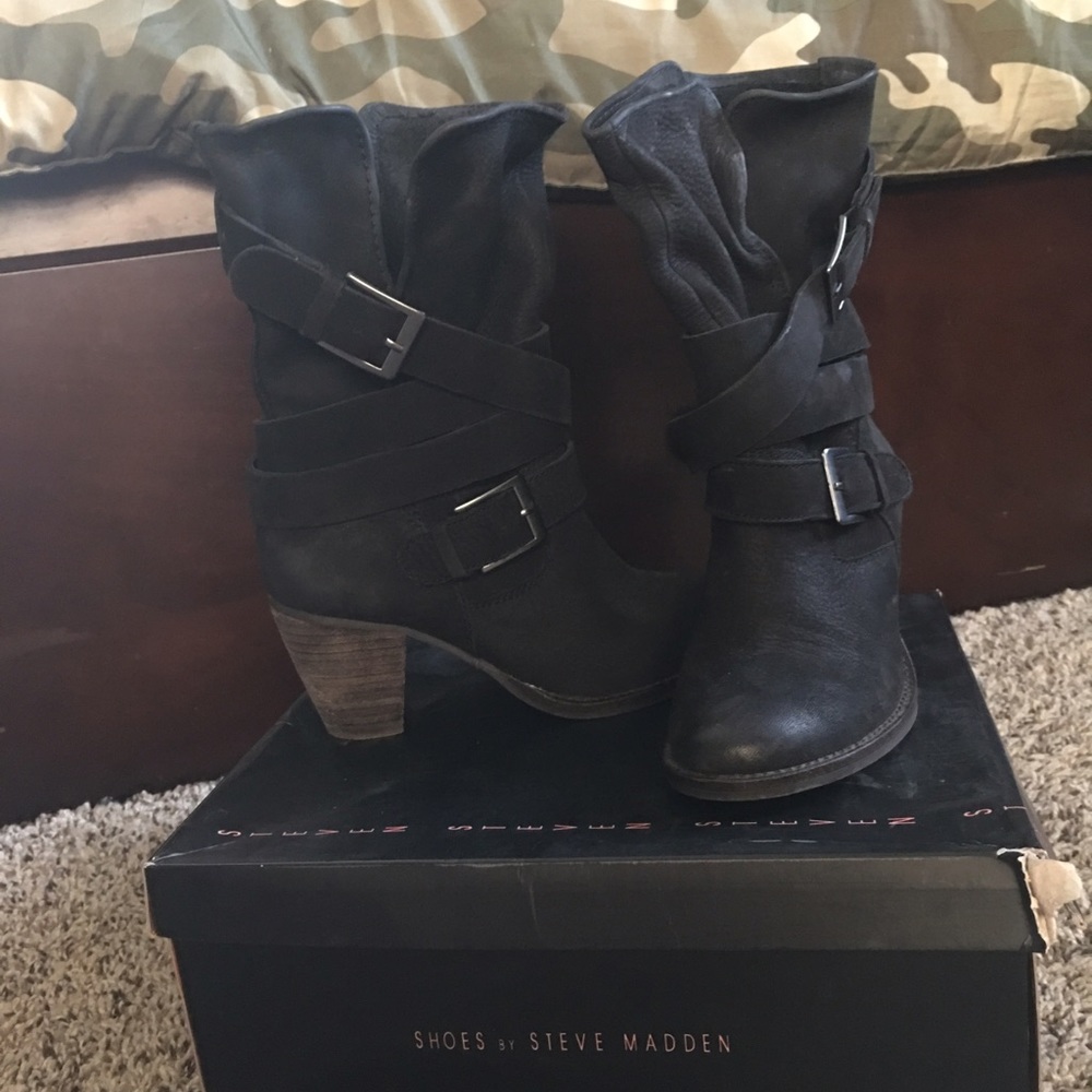 Super cute SM black wire top open boots.