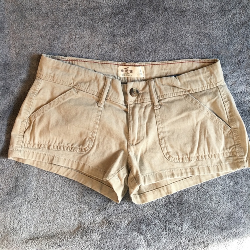 Hollister low rise super soft khaki shorts size 0