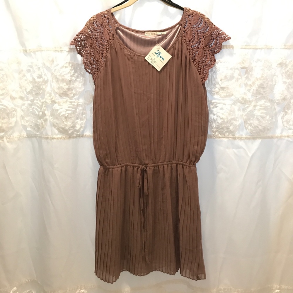 lace detailed pleated dress