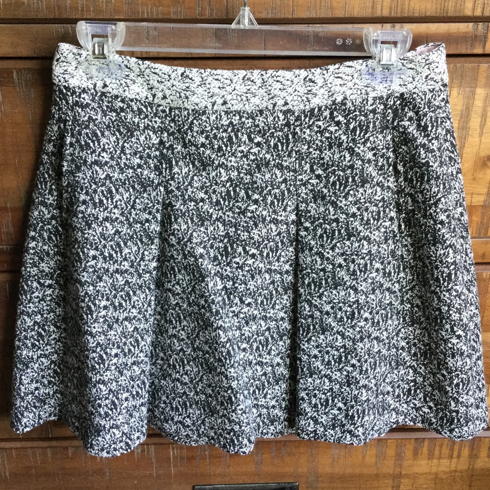 Black and white skirt w Pockets
