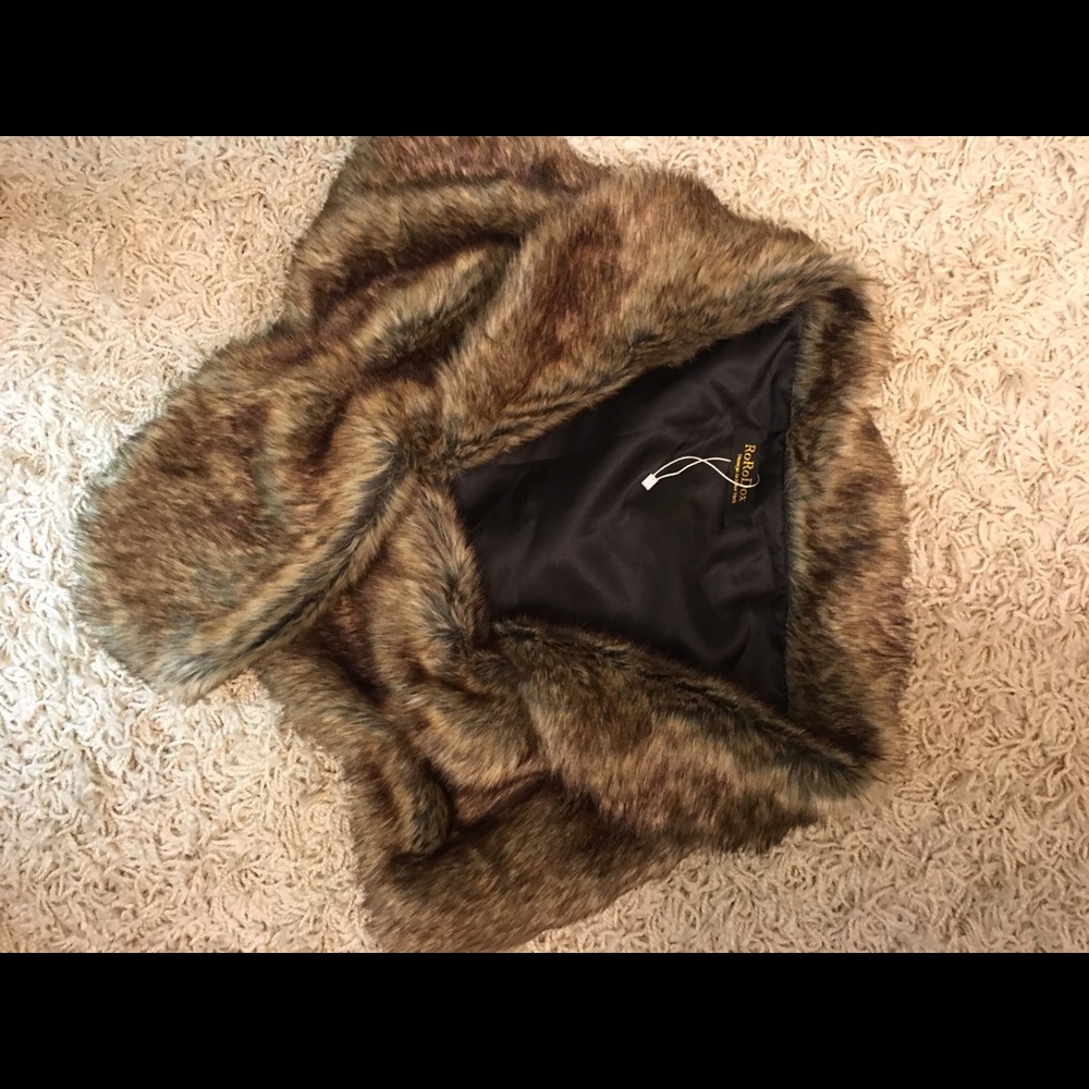 RoRo Dox Fur Wrap. New One Size. $45