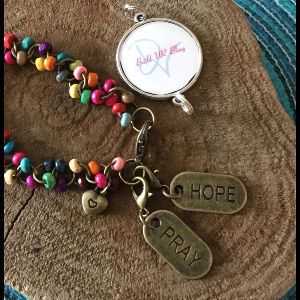 💎Exclusive💎Wooden Beaded Bracelet💎& 2 Charms💎