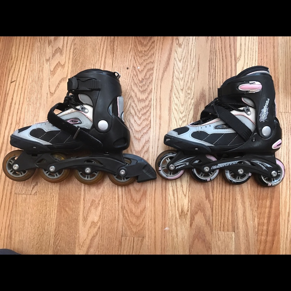WOMEN'S SIZE 7 BLACK ROLLERBLADES!