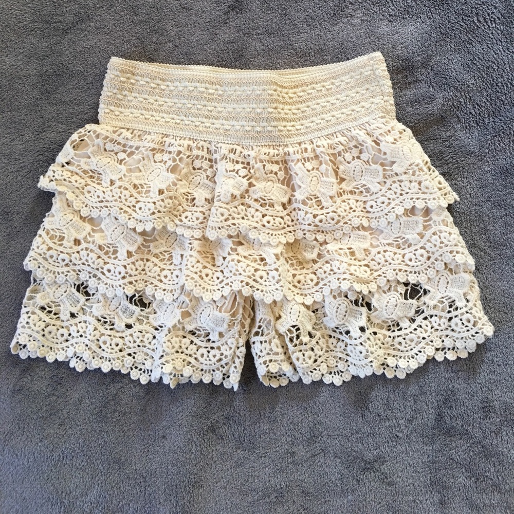 Wet Seal cream crochet lace short shorts size XS