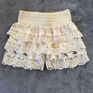 Wet Seal cream crochet lace short shorts size XS