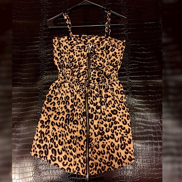 🛍️ Sale 🛍️ Cheetah Print Dress w/ Pockets - Picture 2 of 5