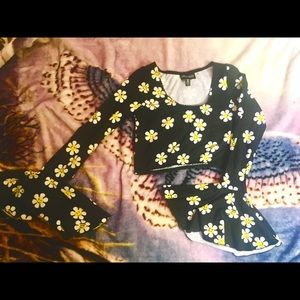 Dope cropped bell sleeve top!🖤✨