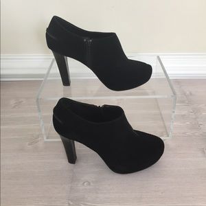 Me Too black suede platform bootie size 6