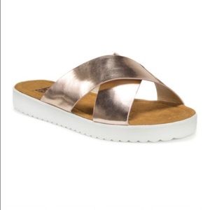 Muk Luk Valeria Sandals Rose Gold NWOT