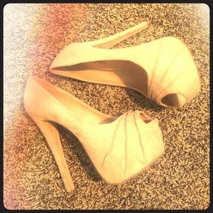 Zigi Soho Josie Platforms Color: Sand Size: 8