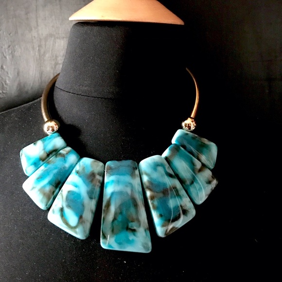Host Pick 🎉 Turquoise Collar and Earring Set - Picture 1 of 2