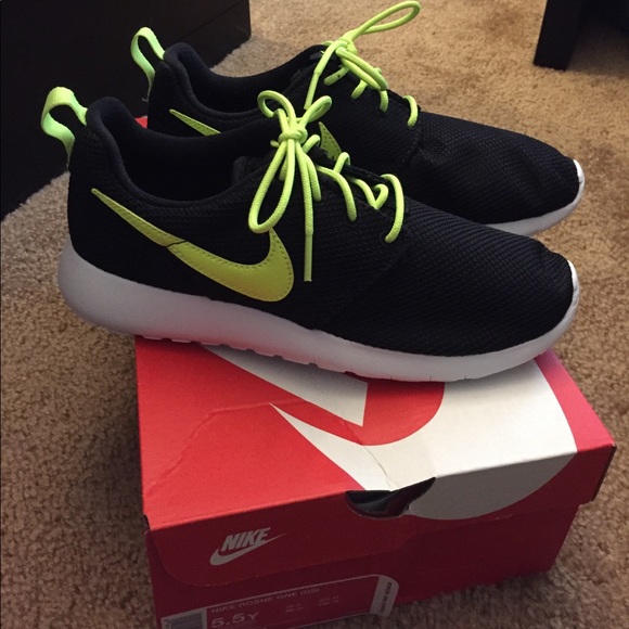 Nike Roshe One Big Kids size 5.5 - Picture 1 of 7