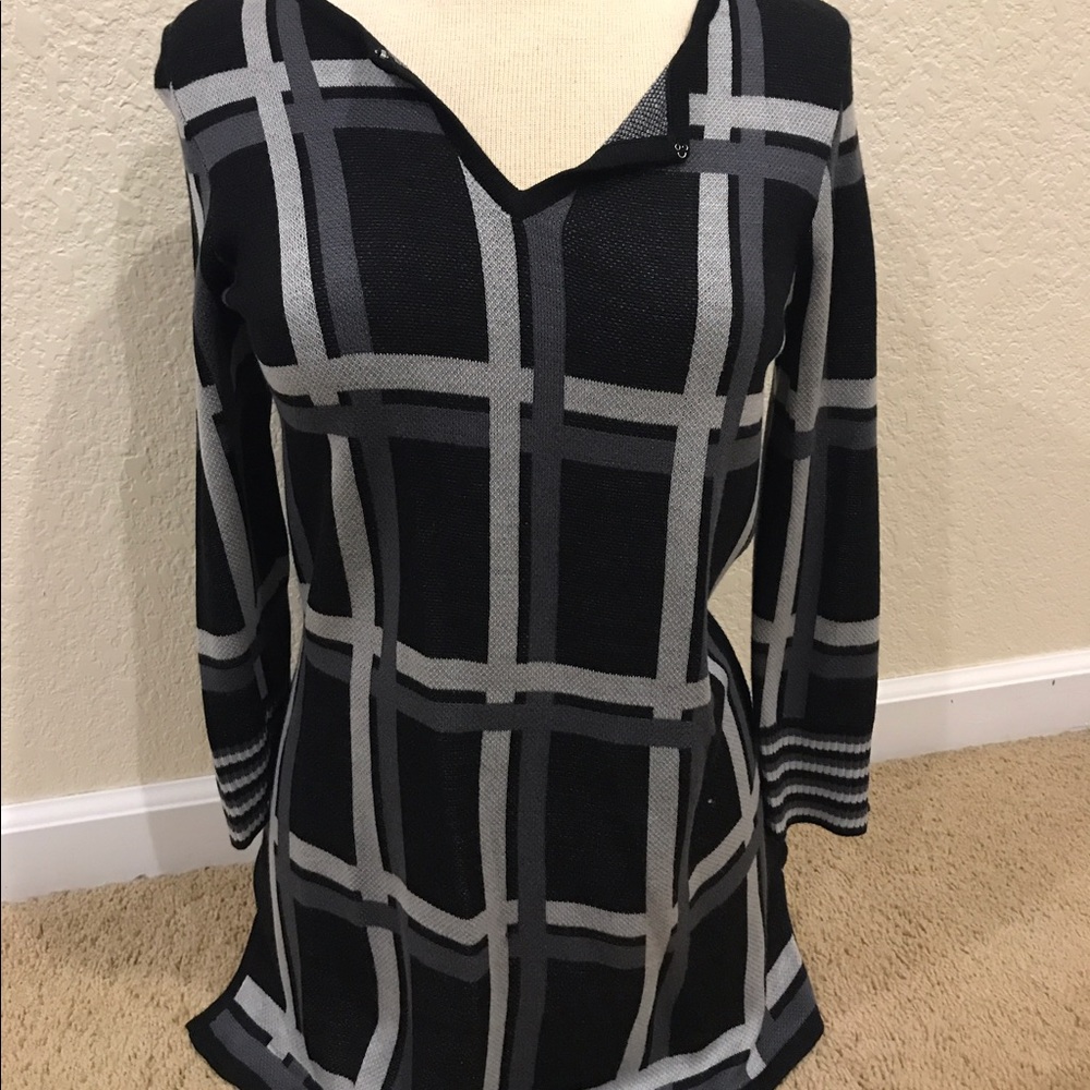 Women's Cable & Gauge Tunic Style Top. Size M