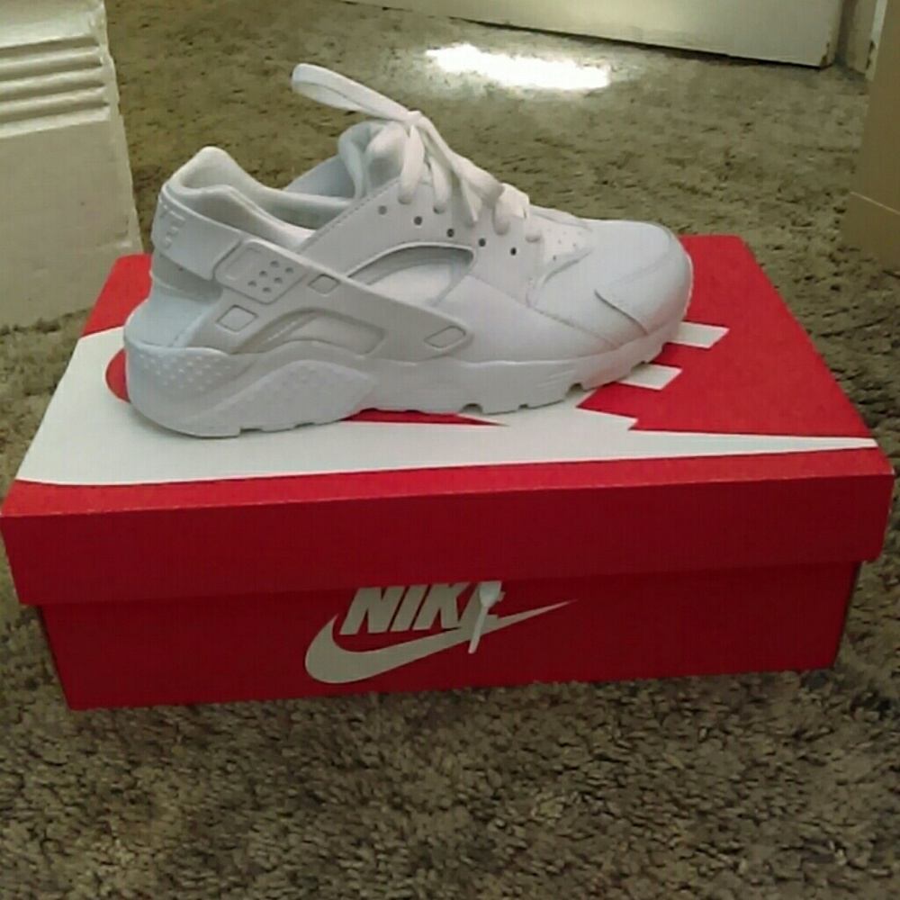 Kids tennis shoes.... worn once. Too small.