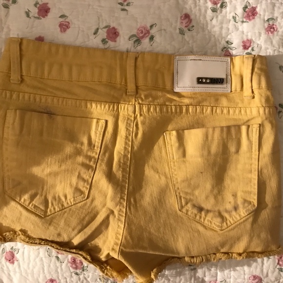 Yellow short - Picture 2 of 5