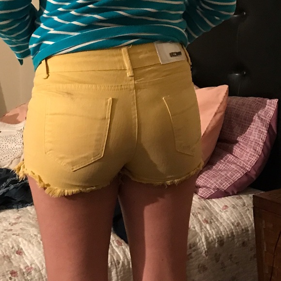 Yellow short - Picture 3 of 5