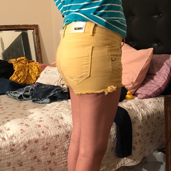 Yellow short - Picture 4 of 5