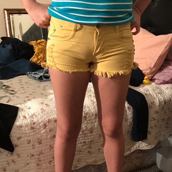 Yellow short - Picture 5 of 5