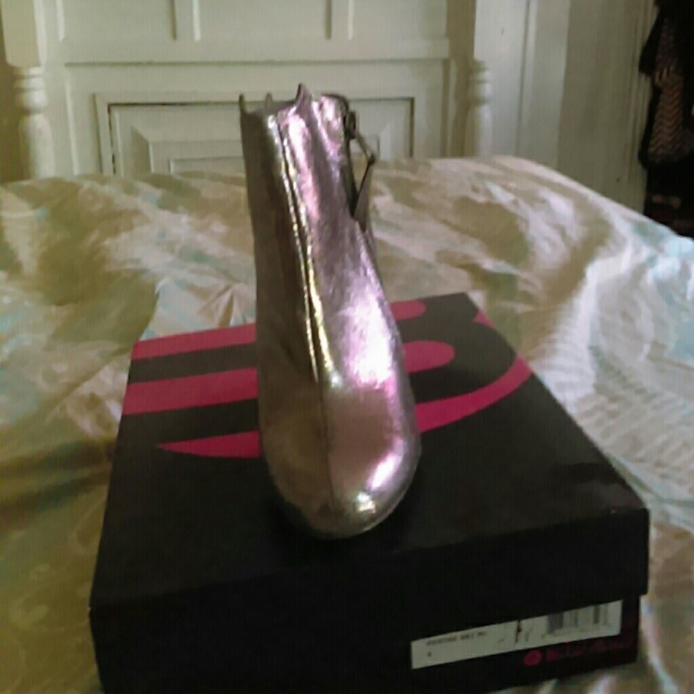 Shoes - Picture 2 of 4