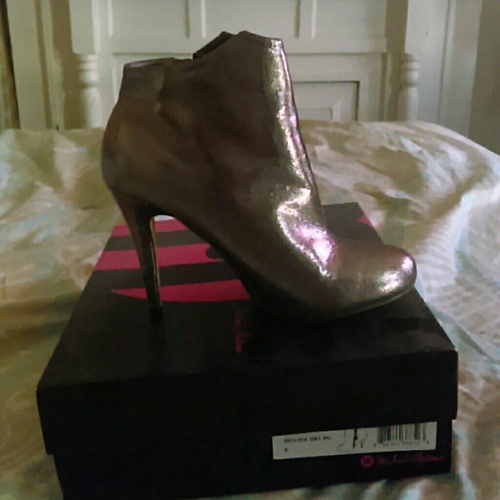 Shoes - Picture 3 of 4