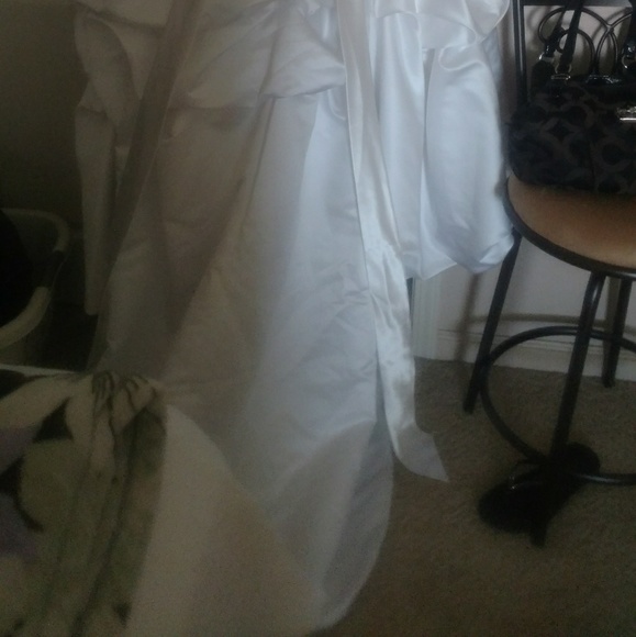 Never worn in wedding Oleg Cassini wedding dress