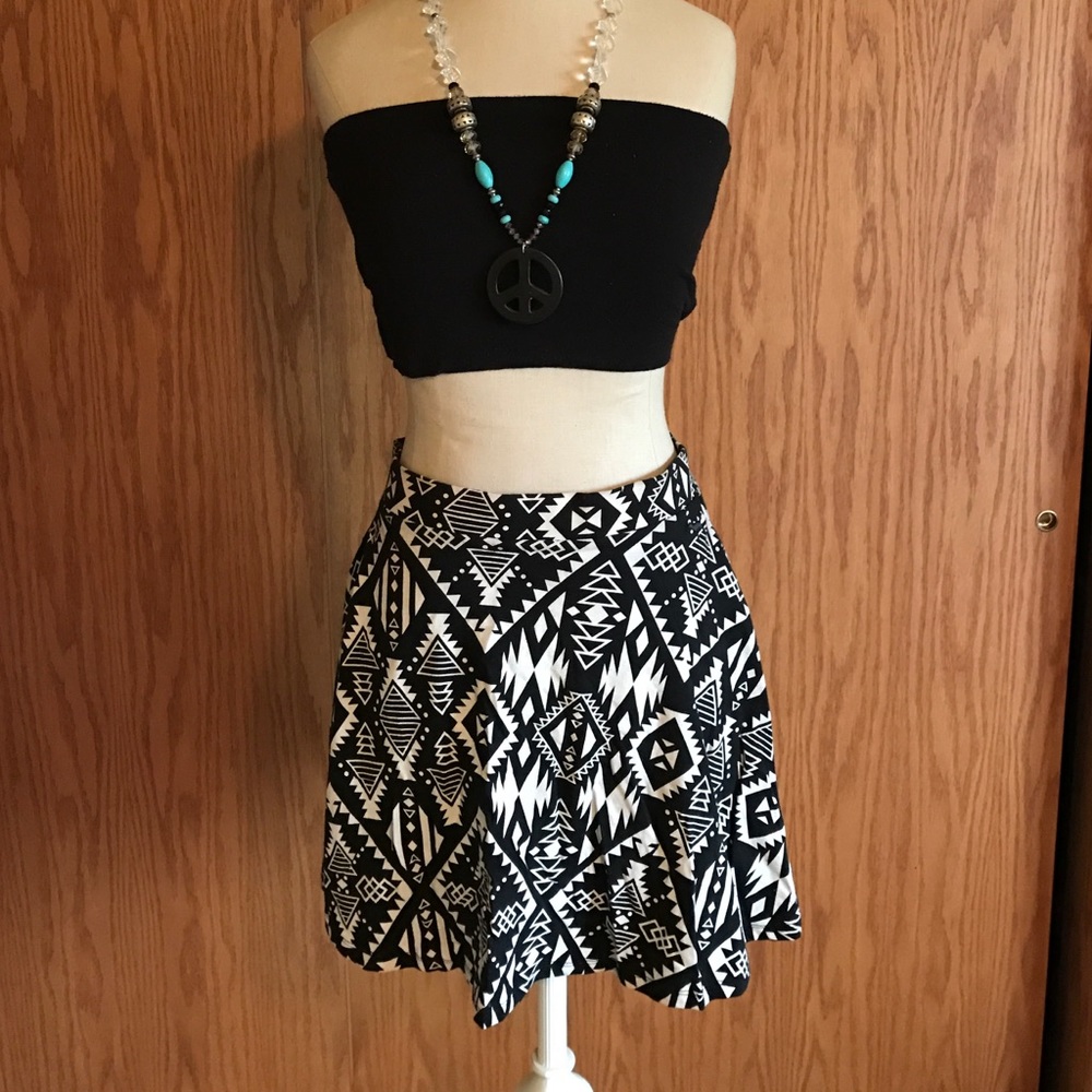 Mid-waisted skirt!