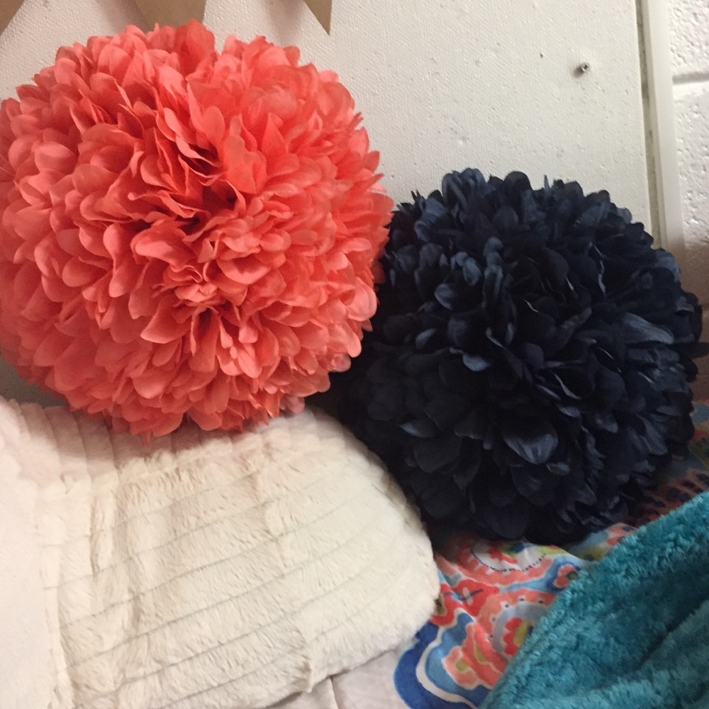 Decorative pom poms