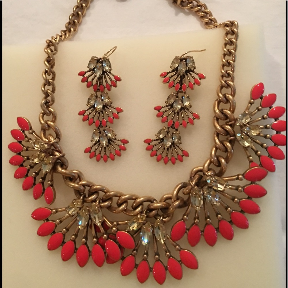 STELLA AND DOT Statement necklace & earrings