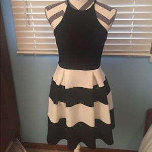 Bloomingdales NWOT Size Small Black and White