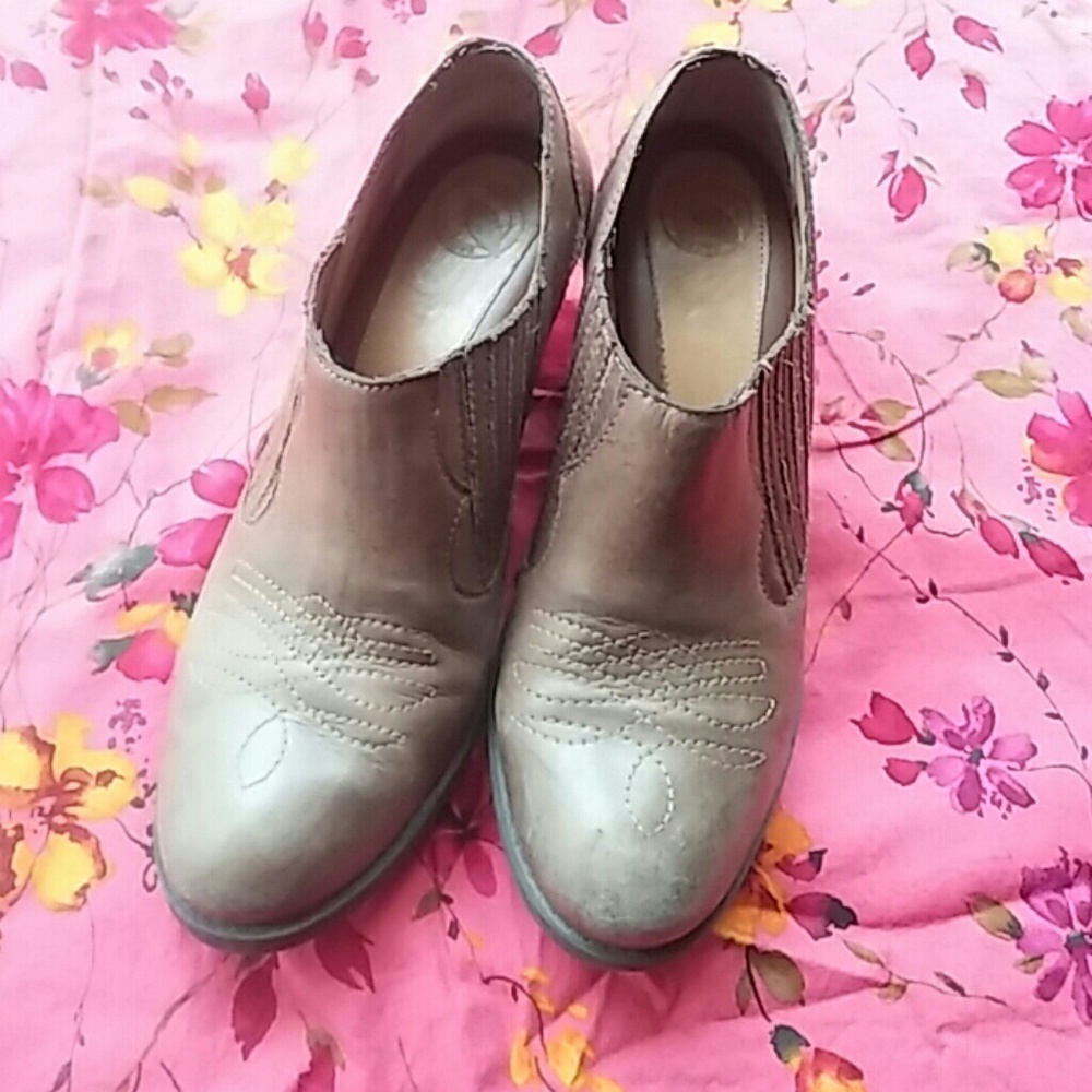Size 9M Tan Brown Nurture Ankle Booties