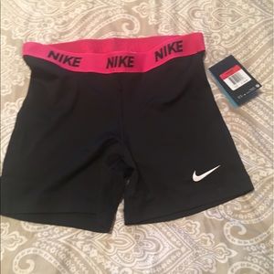 Women's NIKE dri-fit work out shorts. NWT sz large