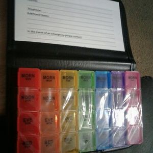 Medicine pill container