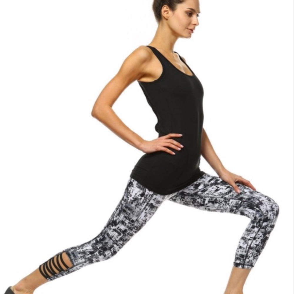 ✨HP 5/31✨Criss Cross Detail Workout Leggings - Picture 3 of 8