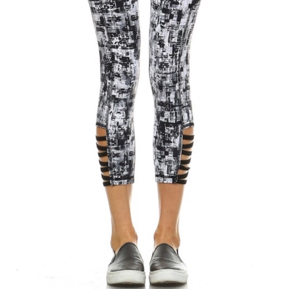 ✨HP 5/31✨Criss Cross Detail Workout Leggings - Picture 5 of 8