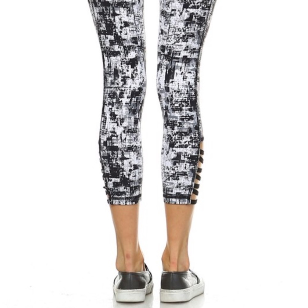 ✨HP 5/31✨Criss Cross Detail Workout Leggings - Picture 7 of 8