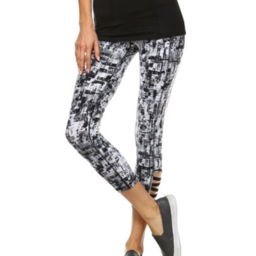 ✨HP 5/31✨Criss Cross Detail Workout Leggings - Picture 2 of 8