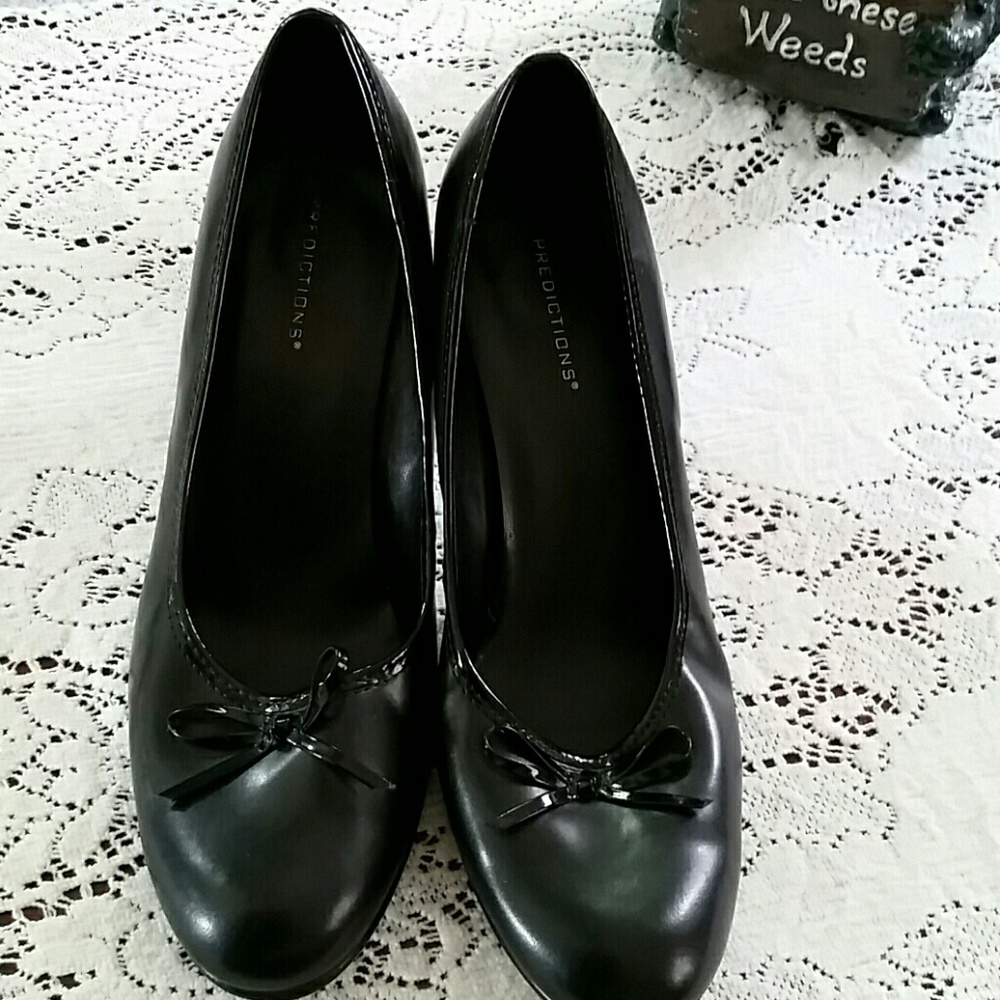 PREDICTIONS BLACK HEELED SHOES, 9 1/2 WIDE