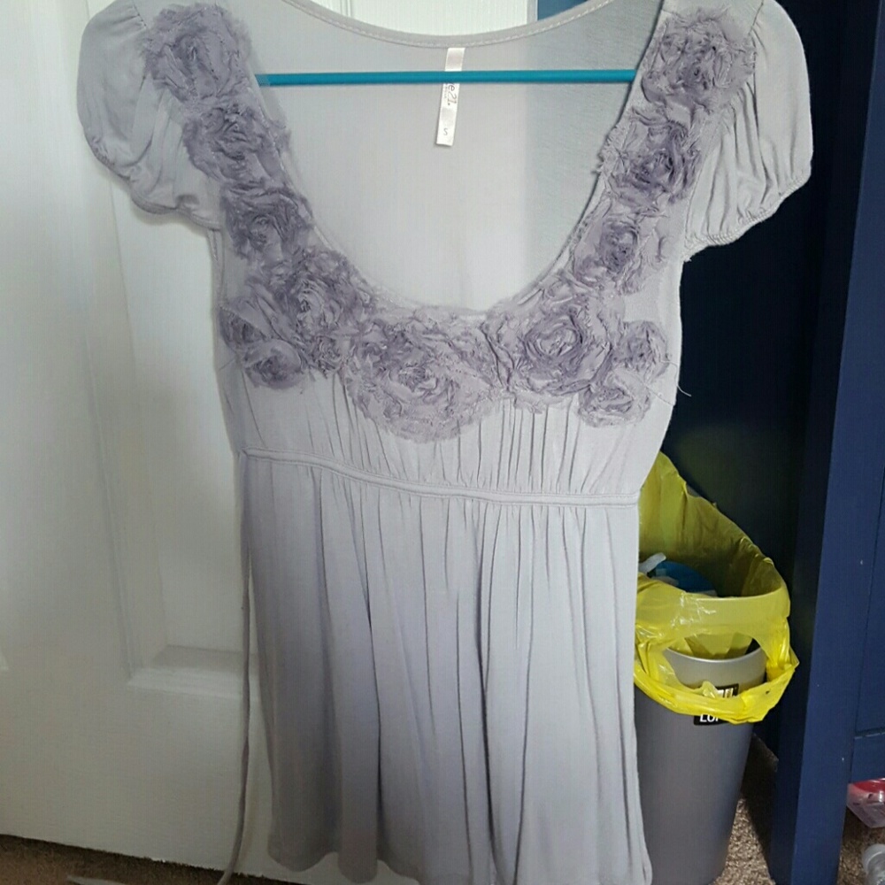 Short sleeve gray shirt