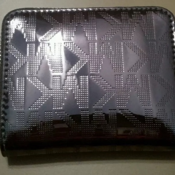 Brand New Michael Kors wallet. ๐ฏ % Authentic - Picture 4 of 5