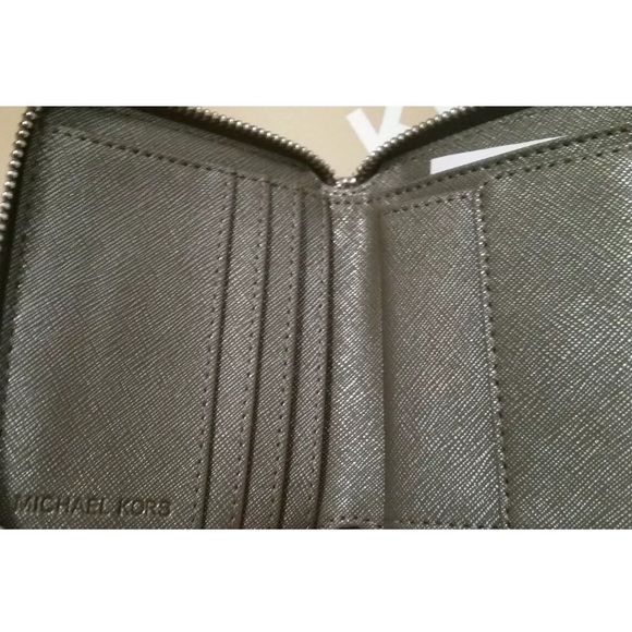 Brand New Michael Kors wallet. ๐ฏ % Authentic - Picture 5 of 5