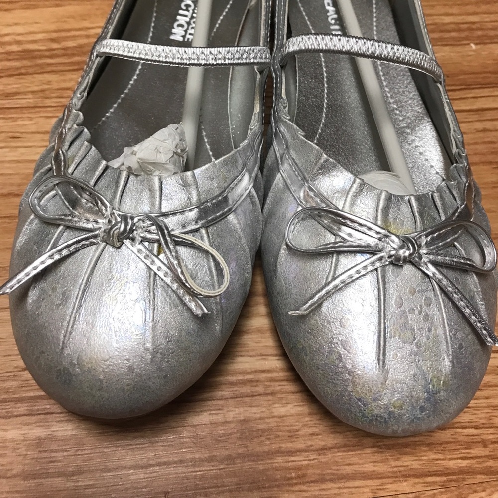 NWB girls Mary Jane flats in silver