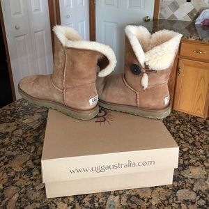 UGG Australia w Bailey Button 5803 W / CHE