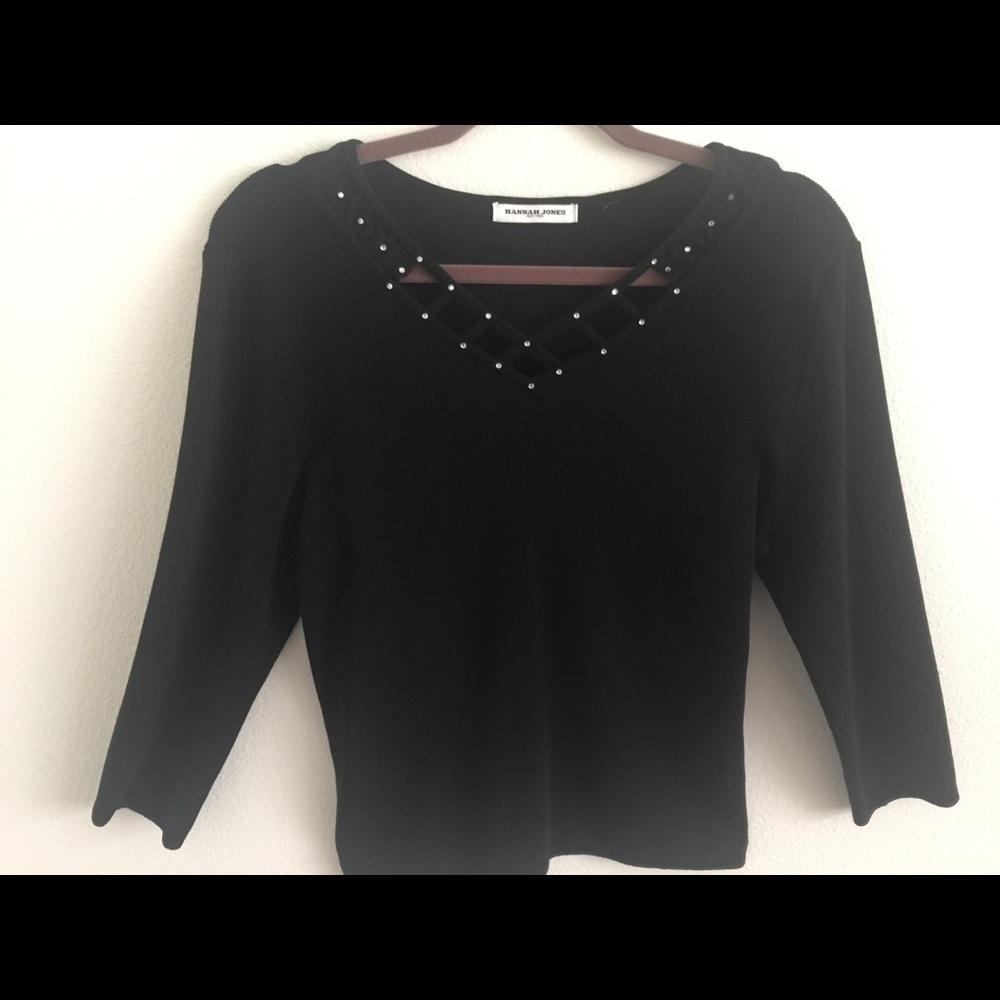 🌼 A classy black, spring sweater.