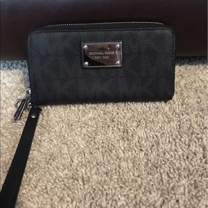 Micheal Kors Jetset wristlet